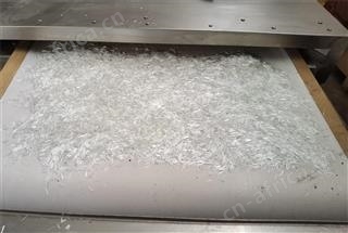 玻璃纤维短切丝烘干设备，玻璃纤维短切丝微波干燥机，短切玻璃纤维烘干机，微波玻纤连续烘干机，玻纤微波流水线